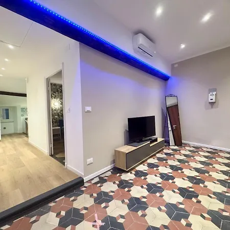 Cozy Apartment! Close To & Port